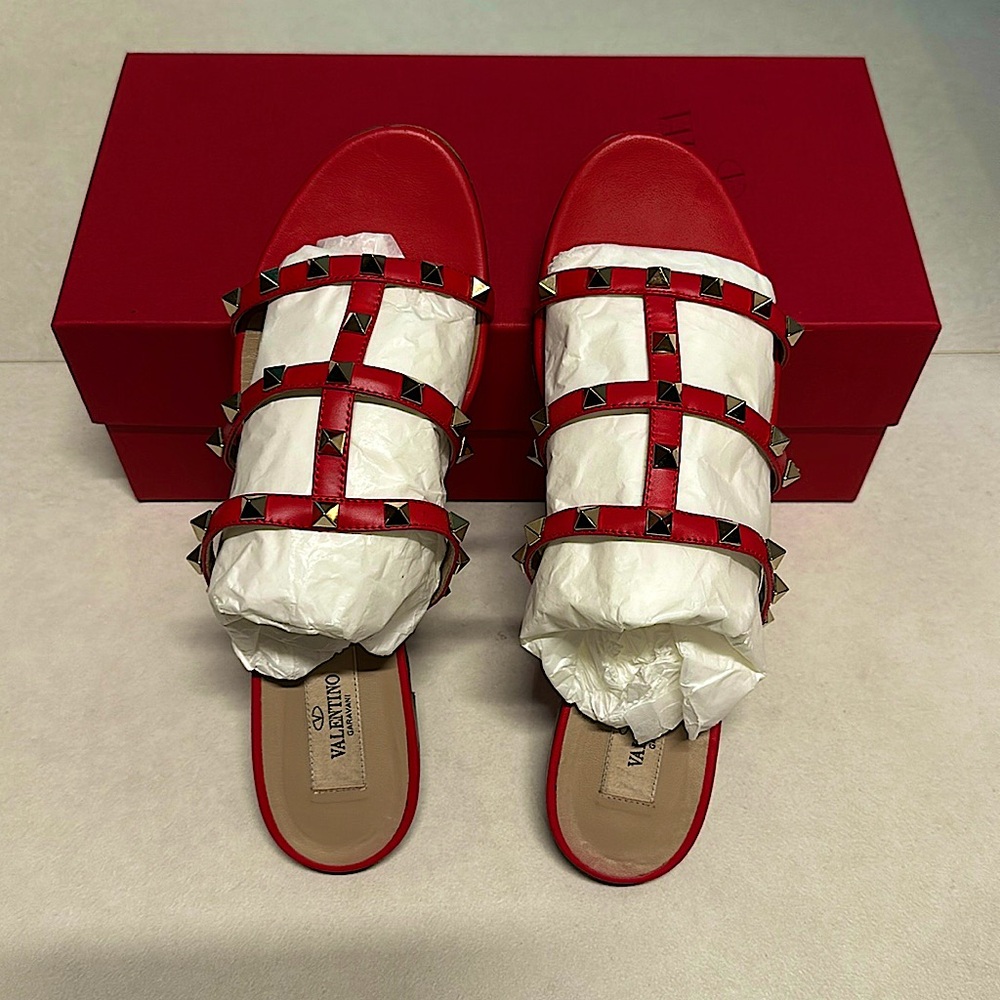 GORGEOUS Valentino slides. Minor wear&tear (you won’t notice when on your feet).